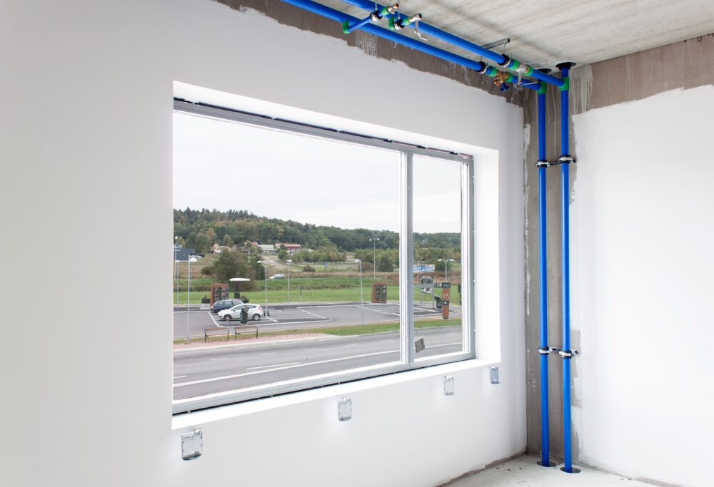 Climatherm OT PP rör, sammansvetsade med Fusiotherm Green Pipe rördelar, och upphängda med klammor från ReTherm Kruge