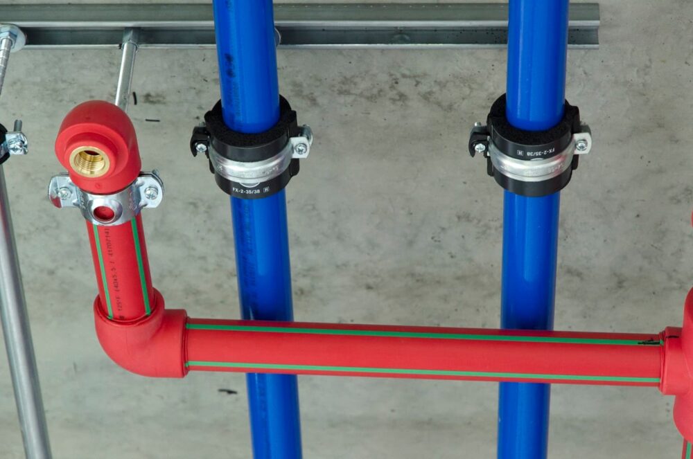 Red Pipe Firestop PP rör för sprinklersystem tillsammans med klammor, skenor och gängstänger från ReTherm Kruge.